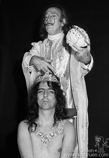 Alice Cooper and Salvador Dali with 'Brain of A Popstar' in NYC. February 25, 1973. © Bob Gruen/www.bobgruen.com Please contact Bob Gruen's studio to purchase a print or license this photo. email: info@bobgruen.com Image #: R-88